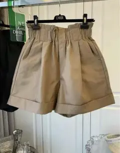 ベージュ ワイドシルエット ショートパンツ