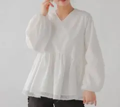 fitmore フィットモア 裾フリルフレアトップス ホワイト - メルカリ