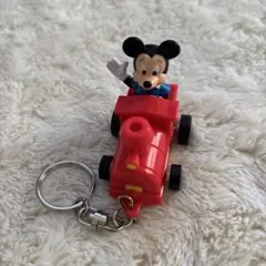 ミッキーマウスキーホルダーとミニーバッチ