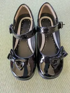 黒いリボン付きメリージェーンシューズ