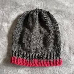 グレーと赤のニット帽