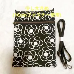 少し大きめスマホポーチ　花柄(カメリア柄)　黒　【ハンドメイド】