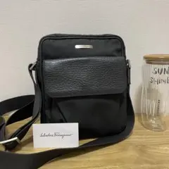 《美品》Ferragamo（フェラガモ）レザー ショルダーバッグ ブラック 黒のサムネイル