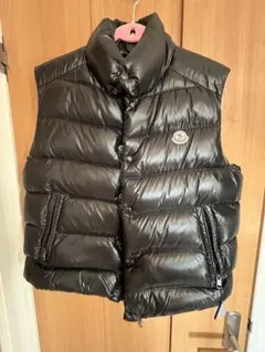MONCLER ブラック ダウンベスト