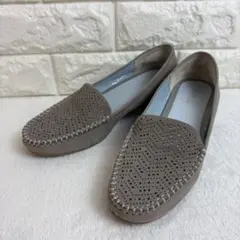 【モデロ マドラス】 パンチング パンプス （22.5㌢） グレー　ローファーのサムネイル