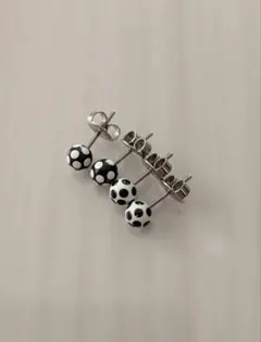 白＊黒　黒＊白　ドット　ステンレスピアス　サッカーボールデザイン 　2ペア
