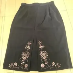 紺色　花柄刺繍 ひざ丈スカート 後ろファスナー