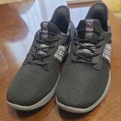 送料込み‼️PUMA スニーカー チェック柄 ブラックスリッポン/24cmのサムネイル