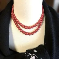 赤いビーズの二重ネックレス