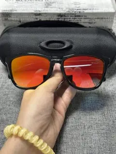 Oakley サングラス 赤レンズ 黒 方形 男女兼用 カップル向け