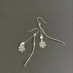 【未使用品】雪の結晶と淡水パールの静かに揺れるピアス