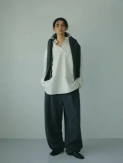 ETRE TOKYOエトレトウキョウ　スウェットタックパンツのサムネイル