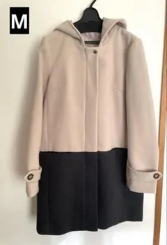 フード付きベージュ系コート　ミドル丈