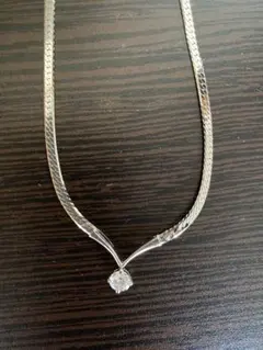 シルバー V字型 ネックレス ダイヤモンド風