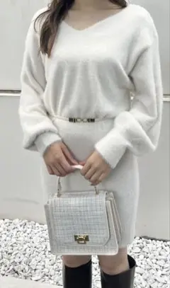 ホワイトニットVネックワンピース F