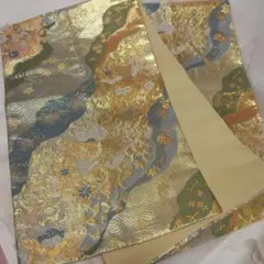 華やかな金色の着物帯