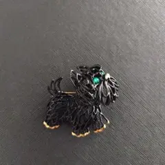★ 首振り ドッグブローチ 瞳エメラルド色ストーン