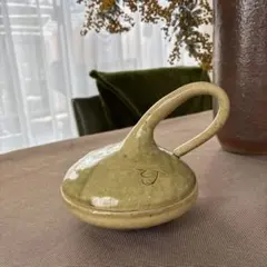 緑色の持ち手付き陶器　作家