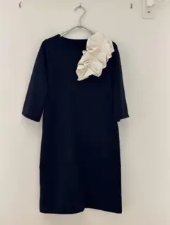 黒のフラワーモチーフ付きワンピース Mサイズ