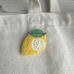 ビーズ刺繍ブローチ　レモン　 ハンドメイドブローチ