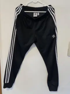 adidas ブラック ジョガーパンツ 3本ライン