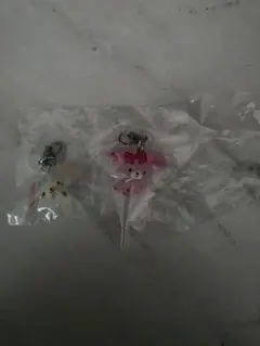 サンリオ ゆるっとめじるしアクセサリー　しろうさ、ぼんぼんりぼん