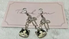 猫の顔チャームとリボンチャーム付きハンドメイドピアス