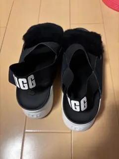 UGG 黒ファー付きサンダル