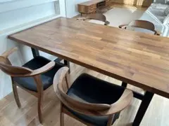 BLACK ELEPHANT 木製ダイニングテーブルとアーム付き椅子セット