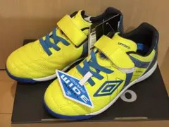 【新品未使用】UMBRO トレーニングシューズ　18cmのサムネイル