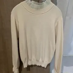 フリルネッククリーム色ニット