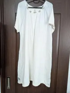 ドラッグストアーズ　アイボリー 半袖Tシャツ ボタン付き