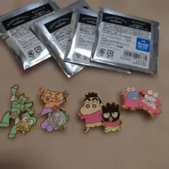 クレヨンしんちゃん×サンリオ　キャラクターズ　ピンバッジ　はぴだんぶい