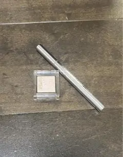 リキッドアイライナー　アイシャドウ