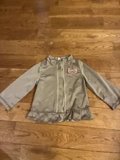 リボン付きアッシュベージュ系ラッシュガード サイズ90
