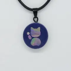 富を招く 招き猫 モチーフ 螺鈿ネックレス 紫　桔梗色　プチギフト　縁起物　ねこ