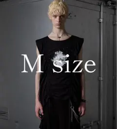 GRANCYシャーリングデザインラインストーングラフィックノースリーブT 黒 M