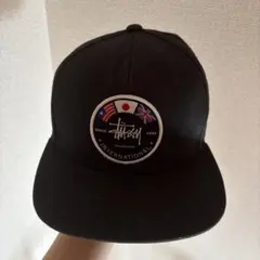 STUSSY ブラック スナップバックキャップ インターナショナルキャップ