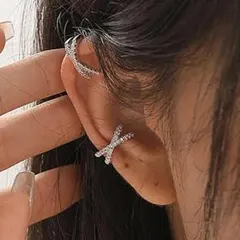 イヤーカフ クロス ラインストーン シルバーカラー 銀色