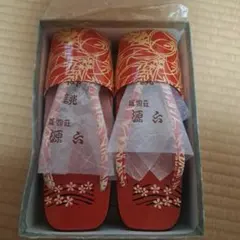赤い花柄の木製下駄