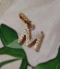 スワロフスキー M字型チャーム