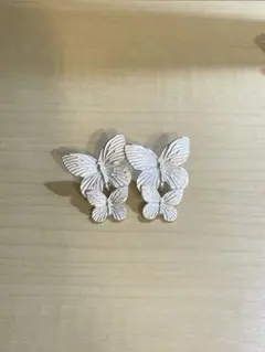 シルバー バタフライ　デザイン　イヤリング　蝶