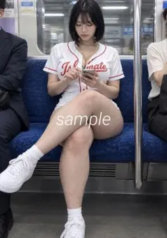 AI美女 ベースボールシャツ 電車内　白ショートパンツ L版写真 No.8