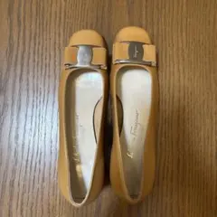 フェラガモ　ヴァラ　リボン　パンプス　ベージュ