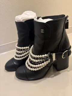 CHANEL 黒 レザーブーツ パール装飾のサムネイル