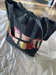 黒の花柄パッチワーク風トートバッグ