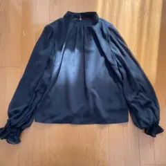 黒いシフォンブラウス 長袖 フリル付き