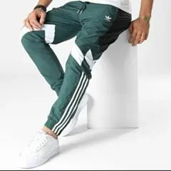 完売品 adidas ダークグリーン ウーブンパンツ