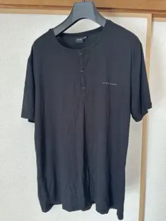 HUGO BOSS ブラック Tシャツ ボタン付き
