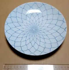 青い網目模様の陶器皿